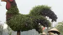 Pekerja menyelesaikan pekerjaannya di salah satu taman di Hanoi, Vietnam, Rabu (25/1). Perayaan Imlek di Vietnam menjadi salah satu perayaan yang sangat penting. (AFP PHOTO / Hoang DINH NAM)