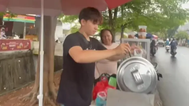 Sidik Eduard jualan bakso cilok (https://www.instagram.com/p/C-kNqLvpQFo/)