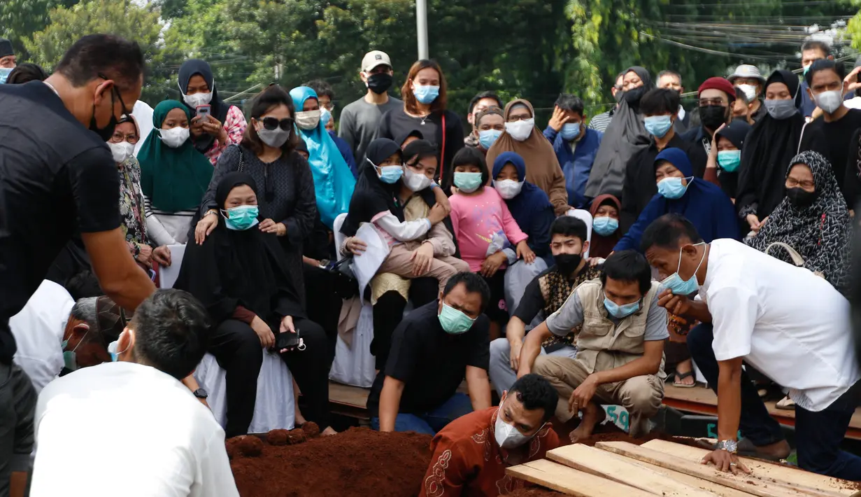 Suasana haru mengiringi prosesi pemakaman almarhum legenda bulu tangkis Indonesia, Markis Kido. Isak tangis dari keluarga dan juga istri serta kedua anaknya yang melihat sosok suami dan ayah harus pergi untuk selama-lamannya. (Foto: Bola.com/Bagaskara Lazuardi)