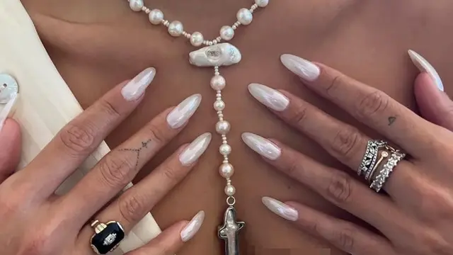 Tren Nail Art Glazed Donut ala Hailey Baldwin