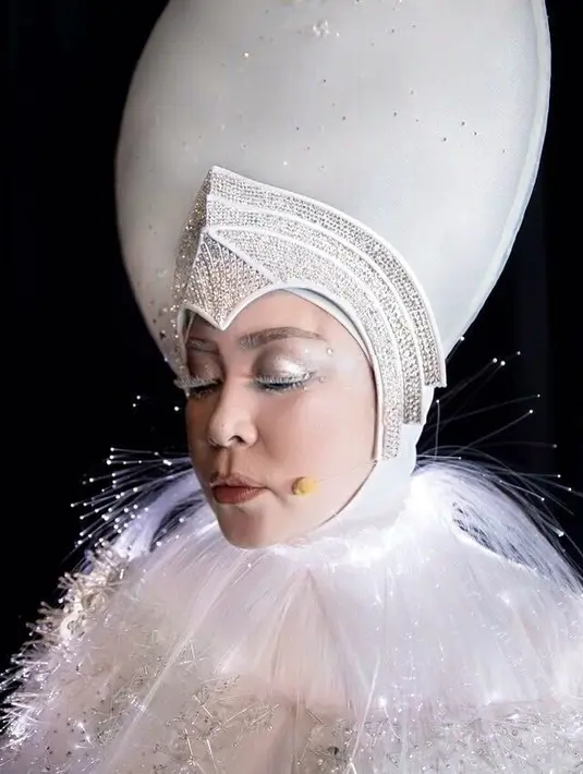 Melly pun juga terkenal sering memakai aksesoris dari perancang ternama hingga mancanegara, salah satunya adalah Rinaldy Yunardi. Menjadi Mother of Earth, Melly ikut tampil di fashion show sang desainer. (Instagram/melly_goeslaw)