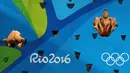 Atlet Meksiko, Jahir Ocampo dan Rommel Pacheco saat mengikuti loncat indah sinkronisasi 3 m pria pada Olimpiade 2016 di Brasil, (10/8). Ekspresi kocak para atlet menjadi ciri sendiri dari cabang olahraga ini. (REUTERS/Antonio Bronic)