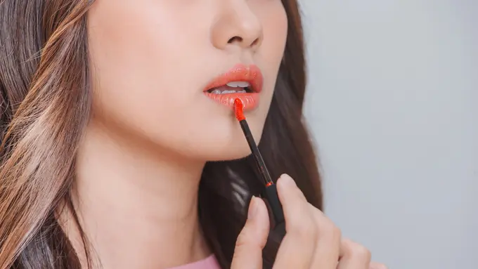 Lip Tint Natural Ini Jadi Rahasia No Makeup Look Saat ke Kampus, Penasaran?