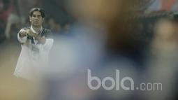 Pelatih Persija Jakarta, Stefano Cuggura Teco, mengamati permainan anak asuhnya saat melawan Arema pada laga lanjutan liga 1 Indonesia di Stadion Patriot, Bekasi, Jumat (02/06/2017). Persija menang 2-0. (Bola.com/M Iqbal Ichsan)