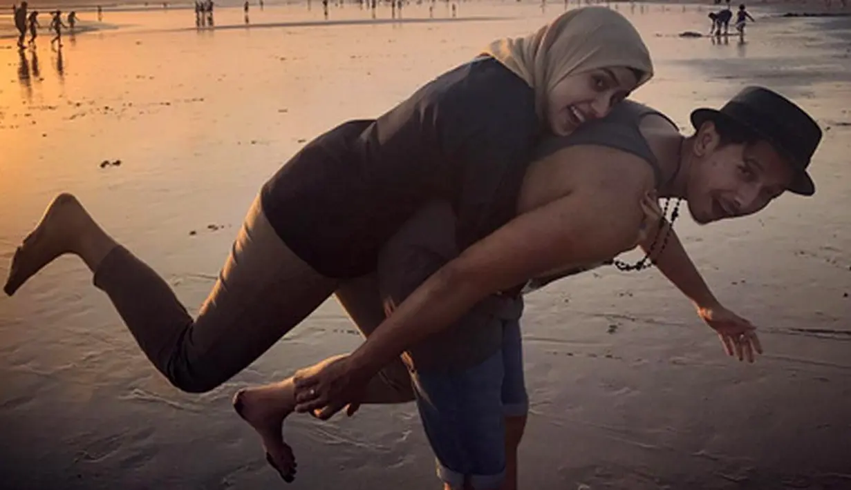 Bintang FTV Fairuz A Rafiq baru menikmati indahnya masa-masa pengantin baru. Seperti diketahui, putri mendiang penyanyi dangdut A Rafiq kembali menikah untuk kedua kalinya dengan Sonny Septian. (Instagram/fairuzarafiq)