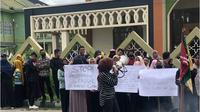Sejumlah mahasiswa melakukan aksi unjuk rasa terkait dugaan kasus pelecehan seksual oleh oknum dosen (Arfandi Ibrahim/Liputan6.com)