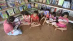 Anak-anak membaca buku di Taman Baca milik Karang Taruna Tunas Karya, Kampung Cibarengkok, Desa Pengasinan, Gunung Sindur, Kabupaten Bogor, Senin (24/8/2020). Taman Baca yang didirikan pada masa pandemi COVID-19 ini untuk hiburan serta meningkatkan pengetahunan anak-anak. (merdeka.com/Dwi Narwoko)