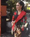Yuni Shara tampil memesona dengan kebaya hitam motif bunga mawar yang dipadukan selendang merahnya. Credit: Instagram (@yunishara36)