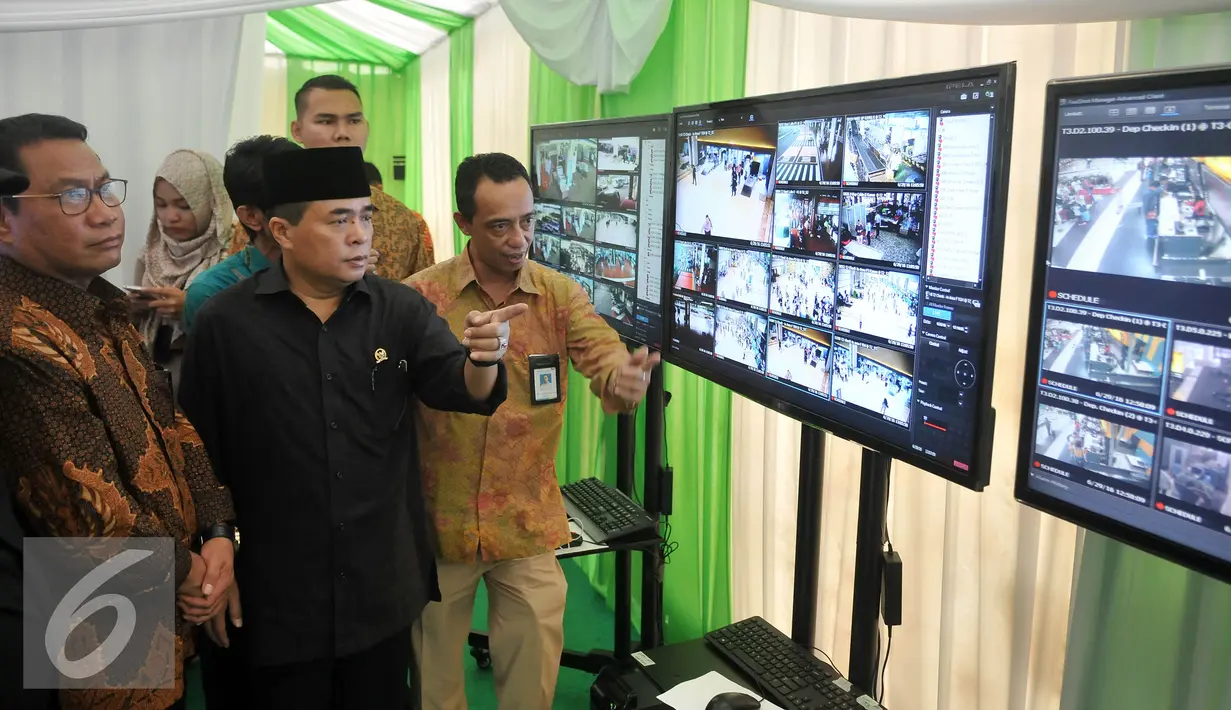Ketua DPR Ade Komarudin saat memantau pos mudik lewat CCTV di Bandara Soekarno Hatta, Banten, Rabu (29/6). Kunjungan tersebut melihat kesiapan pemerintah dalam melayani transportasi pemudik. (Liputan6.com/Johan Tallo)