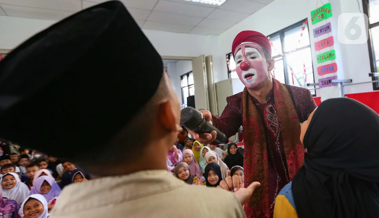Tak jarang, ustaz Yahya juga bercerita tentang sejumlah kisah Nabi dan Rasul kepada anak-anak. (Liputan6.com/Angga Yuniar)