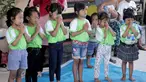 Anak-anak TK berdoa sebelum mengikuti sekolah di kamp pengungsian Gor Swace Pura, Klungkung, Bali, Kamis (28/09). Kegiatan tersebut bertujuan menghilangkan rasa trauma serta sebagai sarana bermain anak korban bencana alam. (Liputan6.com/Gempur M Surya)