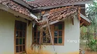 Potret bagian samping rumah kosong yang diduga milik Isye Sumarni (Sumber: TikTok/kangenan79)