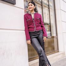 Meski di fashion show Chanel, Erina tetap mengenakan pakaian dari brand lokal. Seperti ua memadukan blazer Chanel dengan celana kulit hitam yang dibuat oleh pengrajin garut.  Credit: Instagram (@erinagudono)