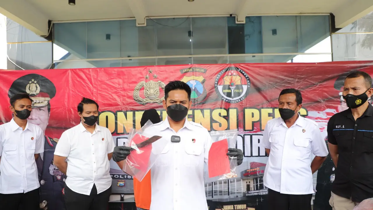 Polisi tangkap pelaku pembuuhan di Kediri. (Dian Kurniawan/Liputan6.com)