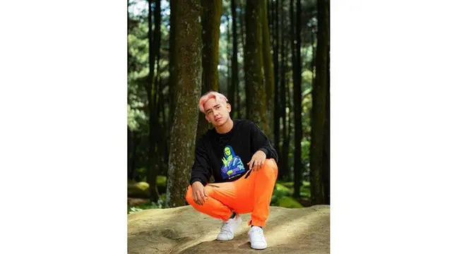 5 Artis Pria Tanah Air yang Pernah Cat Rambutnya Warna Pink, Berani Beda