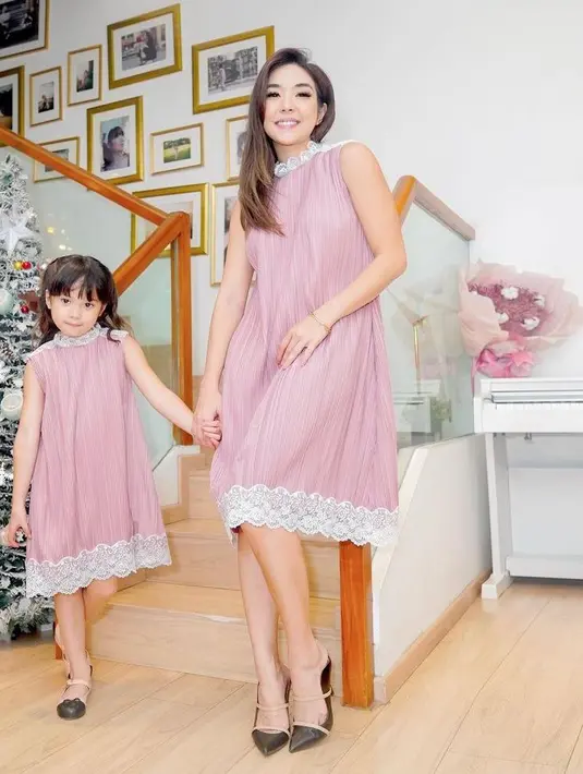 Inspirasi dress anak buat kembaran bareng sang mama bisa tiru gaya Gempi dan Gisel berikut ini. Pleats sleeveless dress dengan aksen renda ini bikin tampilan mewah nan elegan. (Instagram/gisel_la).