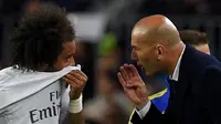 Pelatih Real Madrid, Zinedine Zidane, memberi instruksi kepada Marcelo saat melawan Barcelona dalam laga La Liga Spanyol di Stadion Camp Nou, Barcelona, (2/4/2016). (AFP/Lluis Gene)
