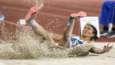 Pelompat jauh putri Indonesia, Maria Londa, saat beraksi pada Asian Games di SUGBK, Jakarta, Senin (27/8/2018). Hanya finis di peringkat kelima, Maria Londa gagal mempersembahkan medali. (Bola.com/Peksi Cahyo)