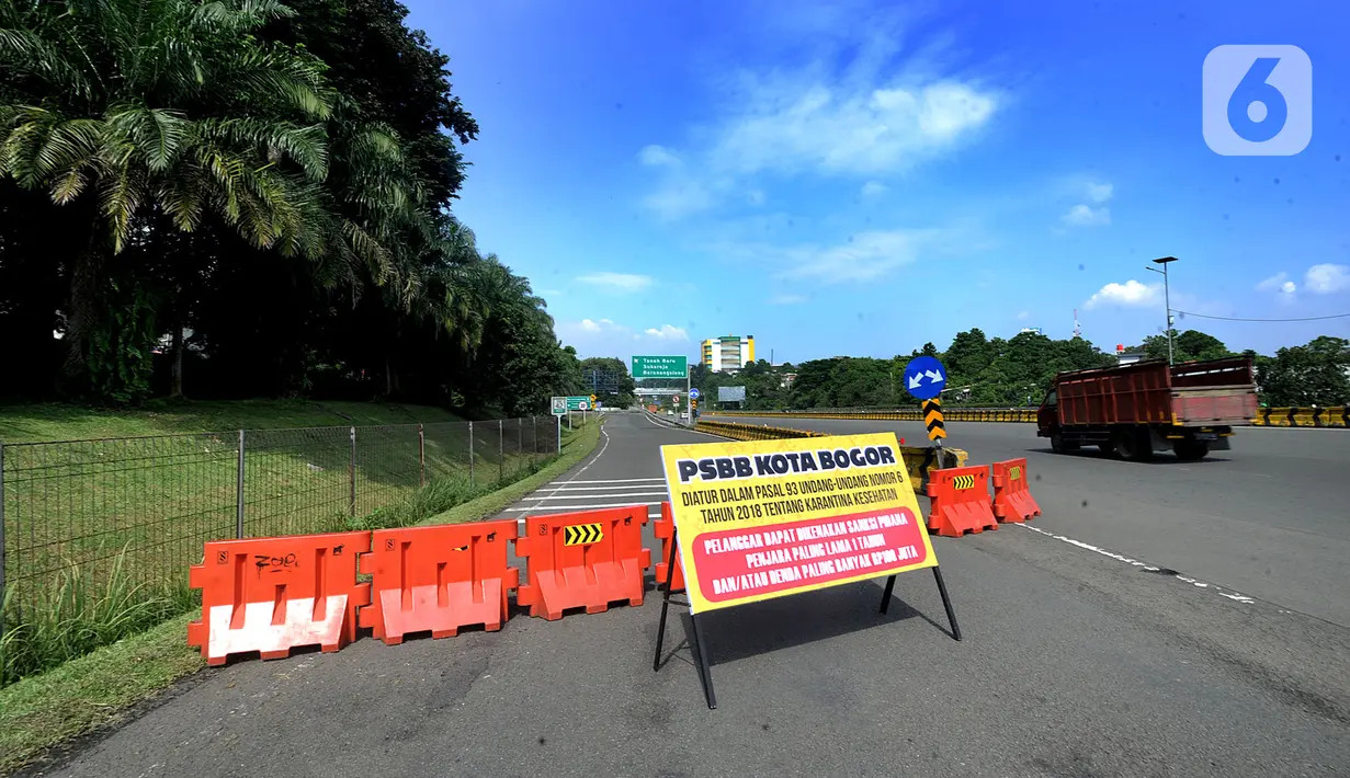Papan pengumuman pemberlakuan PSBB terpasang di pintu keluar Tol Jagorawi di Baranangsiang, Bogor, Rabu (15/4/2020). Pemerintah telah resmi menerapkan Pembatasan Sosial Berskala Besar (PSBB) di wilayah Bogor per hari ini dalam rangka percepatan penanganan COVID-19. (merdeka.com/Arie Basuki)
