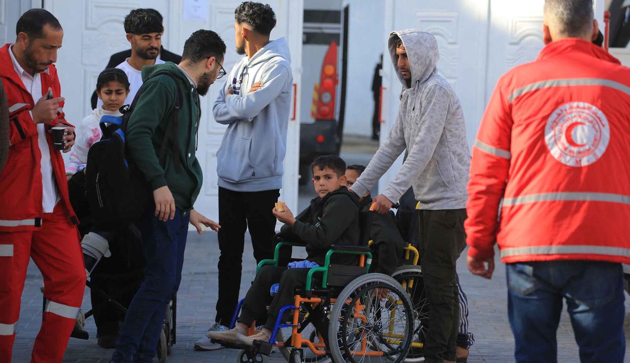 Untuk diketahui, perlintasan Rafah ditutup sejak Mei 2024 saat dikuasai Israel. Tampak dalam foto, pasien Palestina dan korban luka perang, didampingi kerabat, bersiap meninggalkan Jalur Gaza untuk perawatan di luar negeri melalui perlintasan Rafah antara Gaza dan Mesir, di Khan Yunis, di Jalur Gaza selatan pada Selasa 3 Februari 2026. (Bashar Taleb/AFP)