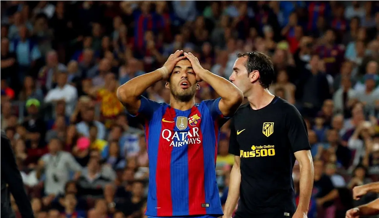 Ekspresi striker Barcelona, Luis Suarez, setelah gagal memanfaatkan peluang di depan gawang Atletico Madrid dalam laga pekan kelima La Liga Spanyol musim ini yang berlangsung di Camp Nou, Kamis (22/9/2016) dini hari WIB. (Reuters/Albert Gea)