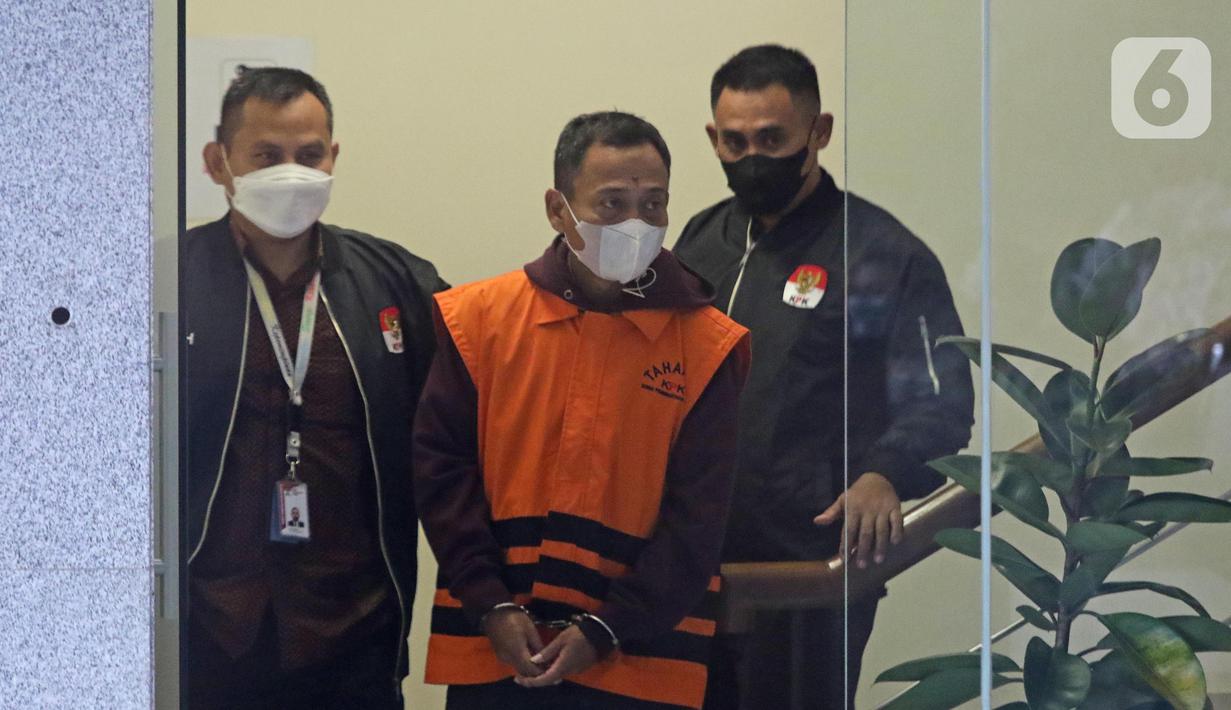 Petugas Komisi Pemberantasan Korupsi (KPK) menggiring Dodi Martimbang (tengah) di Gedung Merah Putih KPK Jakarta, Selasa (17/1/2023). Dodi Martimbang diduga secara pihak mengambil kebijakan untuk tidak menggunakan jasa dari perusahaan yang sebelumnya telah dilakukan penandatangan kontrak karya tersebut dengan tidak didukung alasan yang mendesak. (Liputan6.com/Helmi Fithriansyah)