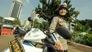 Polwan berpose dengan mengenakan jilbab di pelataran Silang Monas, Jakarta, Jumat (27/3/2015). Polwan di seluruh Indonesia akhirnya diperbolehkan mengenakan jilbab. (Liputan6.com/Faizal Fanani)