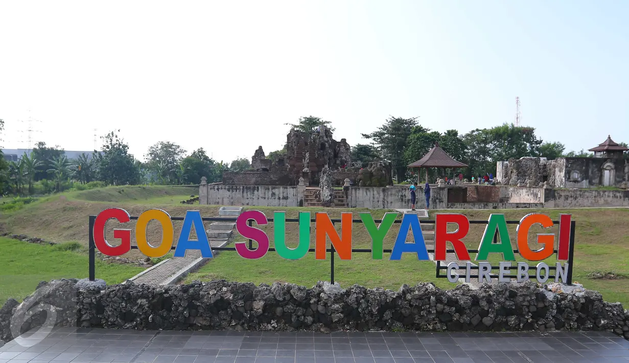 Sejumlah pengunjung bermain di di Taman Sari Goa Sunyaragi, Cirebon Jawa Barat (5/7). Goa Sunyaragi adalah taman air yang dibangun oleh Pangeran Kararangen Arya Carbon.(Liputan6.com/Angga Yuniar)