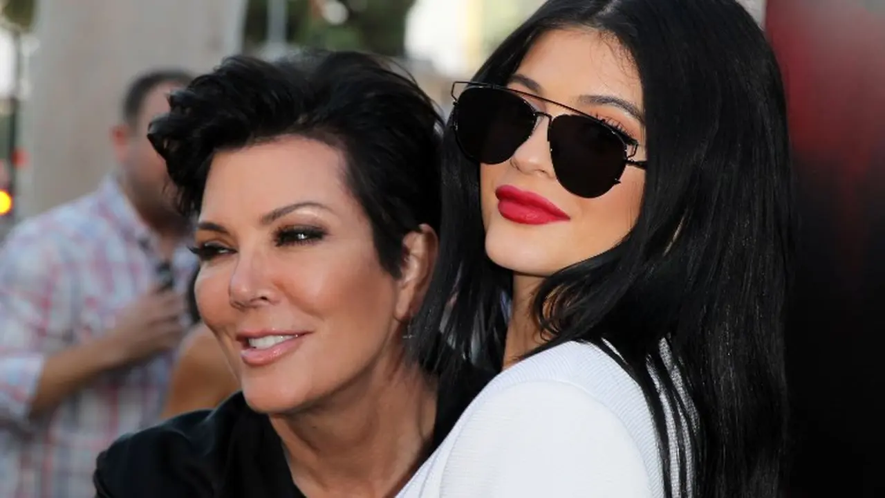 [Bintang] Hamil, Kris Jenner Paksa Kylie Jenner Makan Pasta