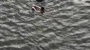 Foto udara menunjukkan pengunjung berenang di Pantai Karnaval Ancol, Jakarta, Jumat (14/5/2021). Ancol dibuka khusus bagi warga ber-KTP DKI Jakarta dan membatasi jumlah wisatawan dengan kapasitas 30 persen. (Liputan6.com/Johan Tallo)