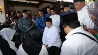 Presiden ke-6 RI, Susilo Bambang Yudhoyono (tengah) berbincang dengan kerabat AM Fatwa saat melayat di rumah duka di kawasan Pejaten, Jakarta, Kamis (14/12). AM Fatwa wafat pada usia 78 tahun di Jakarta. (Liputan6.com/Helmi Fithriansyah)