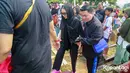 Sekitar pukul 14.00 WIB, Nagita bersama Wanda Hara dan Merry Ahmad tiba di pemakaman. Kehadiran istri Raffi Ahmad itu menjadi pusat perhatian warga setempat. [Foto: KapanLagi.com®/Muhammad Akrom Sukarya]
