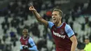 Pemain West Ham United, Tomas Soucek, melakukan selebrasi usai mencetak gol ke gawang Manchester United pada laga Liga Inggris di Stadion London, Minggu (6/12/2020). Setan Merah menang dengan skor 1-3. (Adam Davy / Pool via AP)