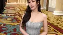Membiarkan area lehernya kosong tanpa aksesori, Park Min Young percantik diri dengan anting gantung [@rachel_mypark]