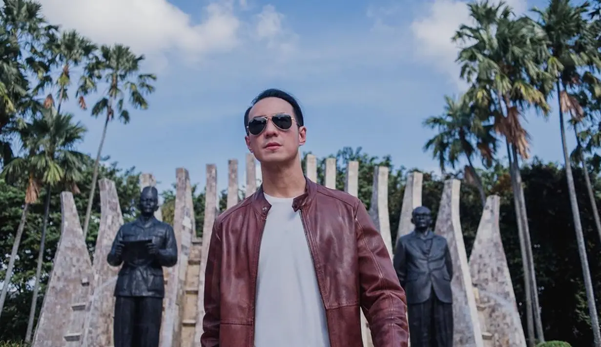 “Kita juga lebih sering reporting, profesional yang lebih tinggi untuk melewati saat ini. Kita menggunakan beberapa konsultan, punya outsourcing, supaya tim kecil kami fokus ke merek Damn I Love Indonesia,” ia menyambung. (Instagram/vjdaniel)