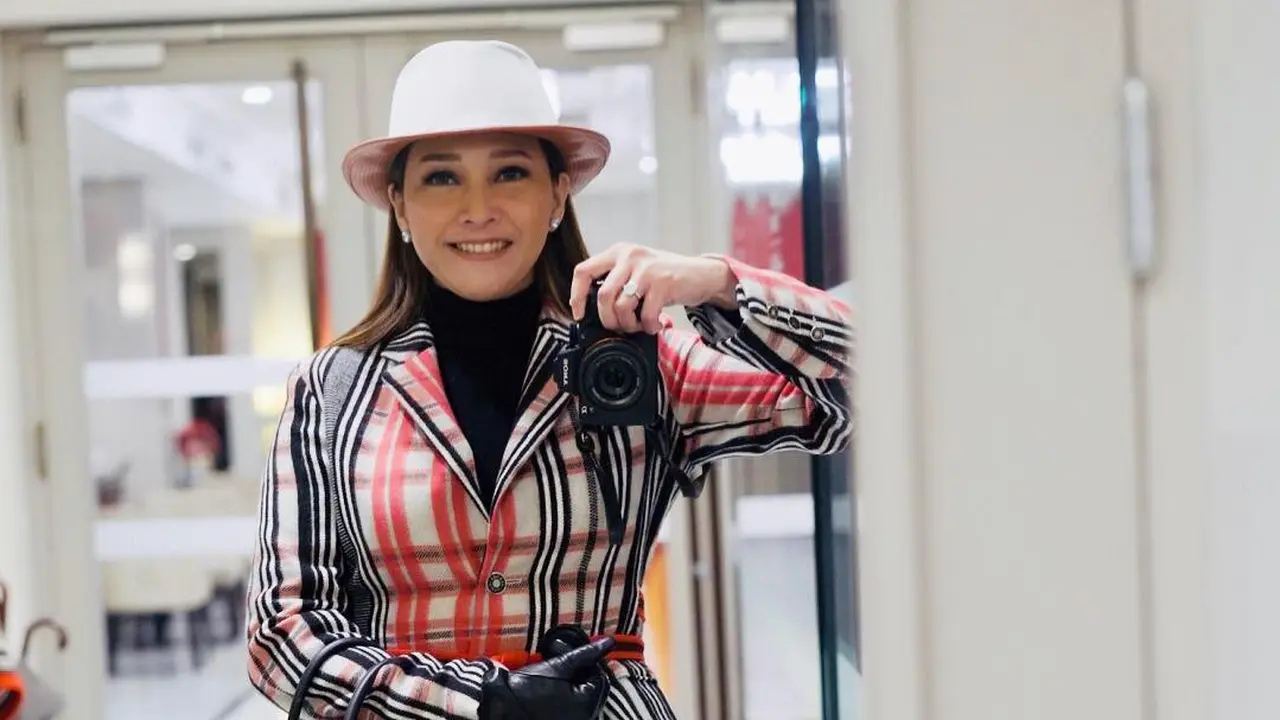 [Bintang] Glamor, Ini 8 Foto Liburan Maia Estianty di Paris