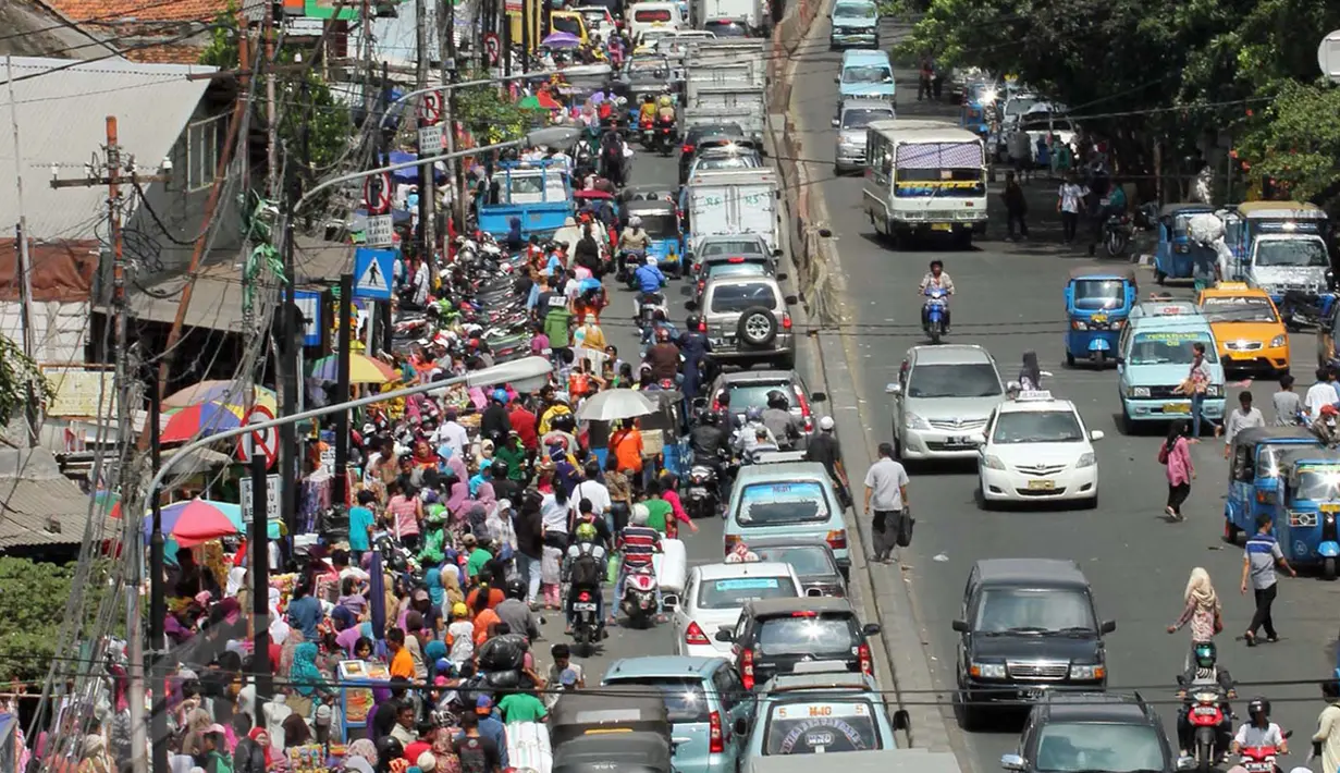 Sejumlah kendaraan memadati kawasan di pasar Tanah Abang, Jakarta, Selasa, (9/6/2015). Menjelang Ramadan Banyaknya pedagang kaki lima (PKL) yang menggelar dagangan di pinggir jalan menyebabkan daerah Tanah Abang macet. (Liputan6.com/Helmi Afandi)