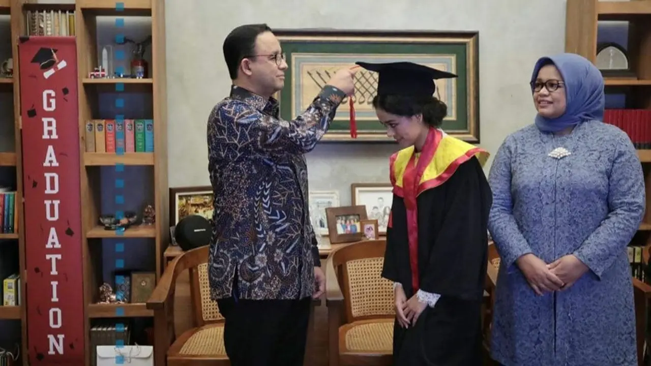 Gubernur DKI Jakarta Anies mengikuti proses wisuda anaknya. (Foto: Instagram Anies Baswedan).