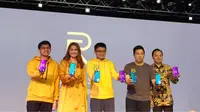 Peluncuran Realme 3 Pro oleh Marketing Director Realme SEA Joseph Wang (tengah) dan Product Manager Realme Indonesia Felix Christian (kedua kiri) didampingi brand ambassador Realme Indonesia. (Liputan6.com/ Agustin S. Wardani)