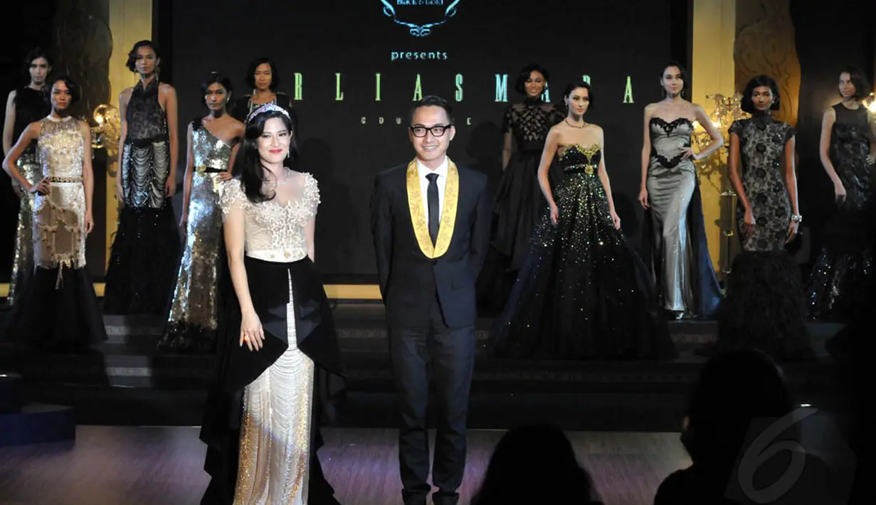 Di akhir pagelaran busana ini, Dian Sastro selaku Brand Ambassador Molto muncul bersama Barli Asmara, Jakarta, (29/8/14). (Liputan6.com/Panji Diksana)