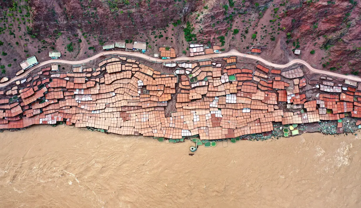 Foto udara menunjukkan tambak garam di Kecamatan Naxi, Prefektur Qamdo, Daerah Otonom Tibet, China, 28 September 2020. Warga menggunakan metode memanen garam tradisional dengan mengumpulkan air asin dari kolam dan tambang garam, lalu menguapkannya hingga terjadi pengkristalan. (Xinhua/Zhan Yan)
