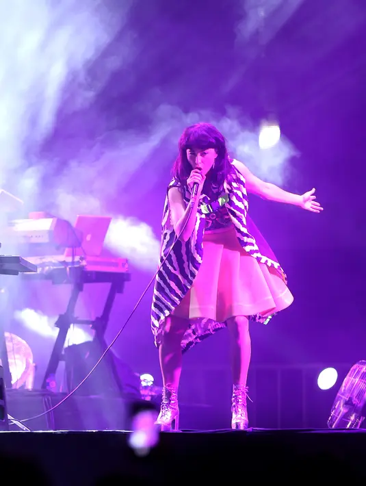 Tampil menjelang akhir acara, Kimbra berhasil kembali mengangkat semangat penonton We The Fest 2015. (Galih W. Satria/Bintang.com)