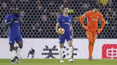 Para pemain Chelsea tertunduk lemas usai gawangnya kebobolan dari Watford pada lanjutan Premier League di Vicarage Road stadium, London, (5/2/2018). Chelsea kalah 1-4. (AP/Frank Augstein)