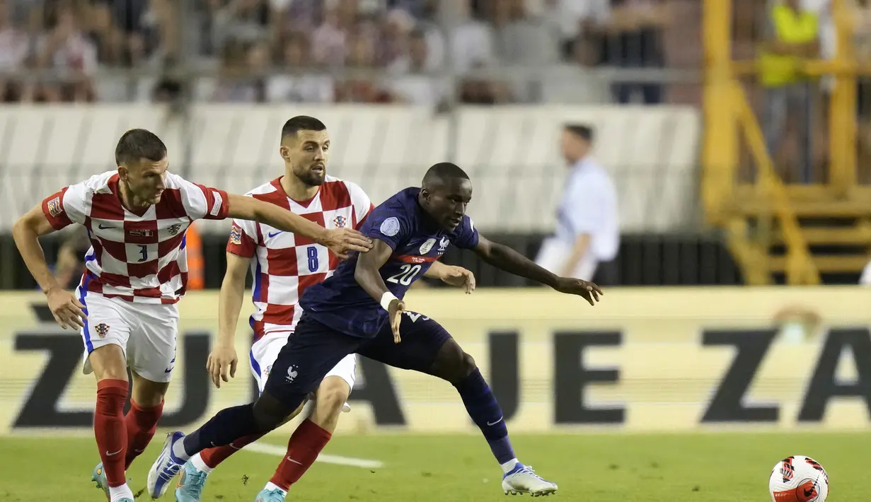 Gelandang Prancis, Moussa Diaby berusaha mengejar bola dari kawalan pemain Kroasia Borna Barisic pada pertandingan UEFA Nations League di stadion Poljud, di Split, Kroasia, Selasa (7/6/2022). Prancis bermain imbang dengan Kroasia 1-1. (AP Photo/Darko Bandic)