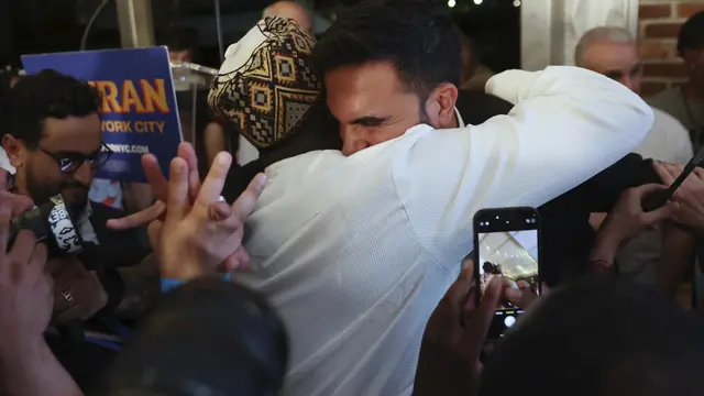 Zohran Mamdani deklarasi kemenangan jadi wali kota keturunan India-Amerika dan Muslim pertama di New York City bersama para pendukungnya di pesta primary election pada Rabu (25/6/2025). (AP/Heather Khalifa)