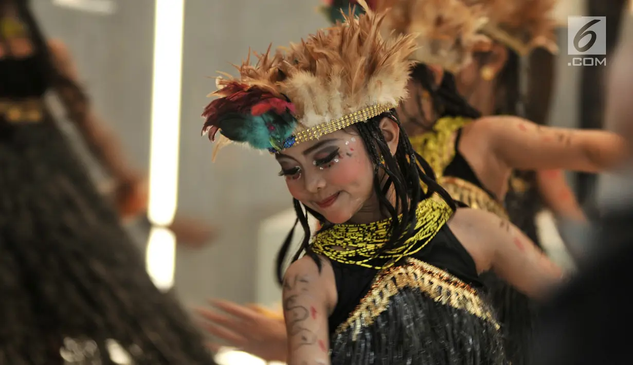 Seorang penari ambil bagian dalam Indonesia Menari 2018 di Grand Indonesia, Jakarta, Minggu (11/11). Sebanyak 1500 penari menari serentak di Grand Indonesia dengan konsep penggabungan tarian tradisional dan modern. (Merdeka.com/ Iqbal S. Nugroho)