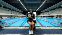 Perenang DKI Jakarta, Adelia Chantika berpose dengan memegang penghargaan perenang putri terbaik KU 2 (Kelompok Umur 2) dalam Kejuaraan Nasional Akuatik Indonesia 2026 di Stadion Akuatik Gelora Bung Karno, Senayan, Jakarta, Jumat (01/05/2026). (Bola.com/Bagaskara Lazuardi)