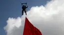 Penerjun membawa bendera merah putih saat aksi di acara masa orientasi mahasiswa baru di kampus UGM, Yogyakarta, Senin (1/8). Masa orientasi diikuti ribuan mahasiswa baru yang akan berlangsung hingga 6 Agustus. (Liputan6.com/Boy Harjanto)