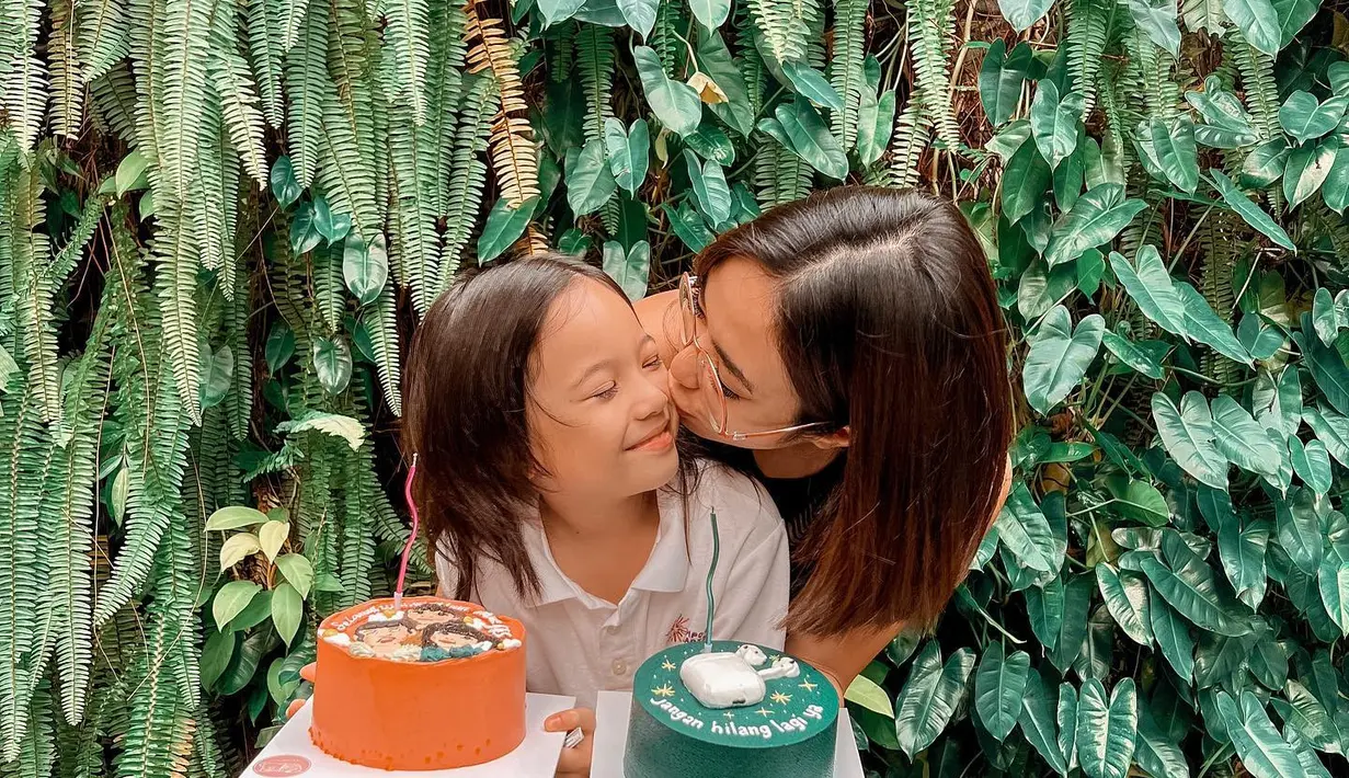 Gisel mencium pipi sang anak sebagai bentuk ucapan terima kasih. (Foto: Instagram/ gisel_la)