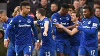 Para pemain Everton merayakan gol bunuh diri yang dilakukan bek Manchester United, Victor Lindelof, pada laga Premier League di Stadion Old Trafford, Manchester, Minggu (15/12). Kedua klub bermain imbang 1-1. (AFP/Oli Scarff)